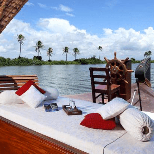 Why Choose a Premium Houseboat in Alleppey with Lakeknight
