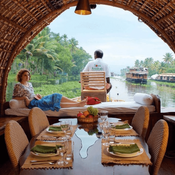Top Premium Houseboats in Alleppey 2023: Experience Luxury with Lakeknight