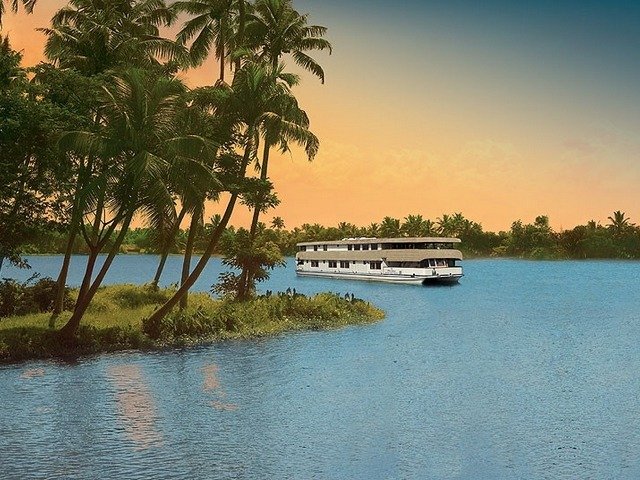 Our Luxury Houseboat Honeymoon in Alleppey 2023